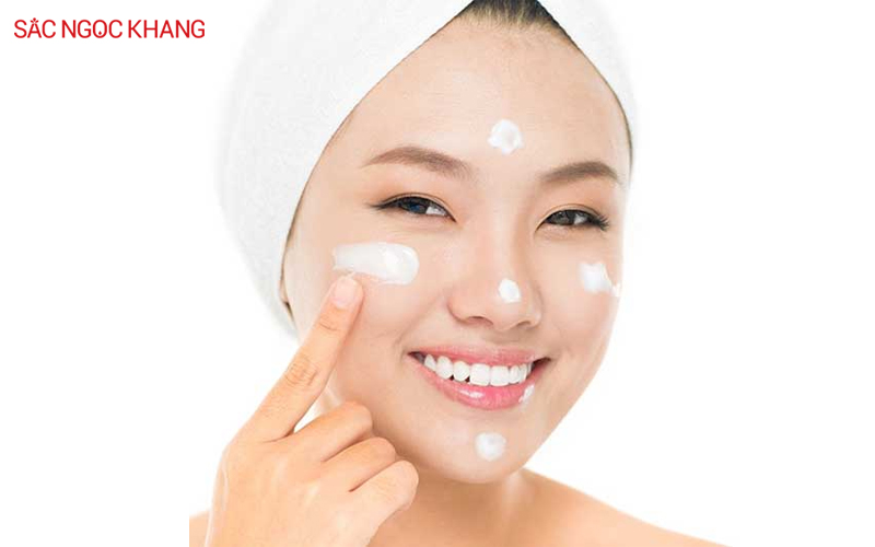 Cho sữa rửa mặt trực tiếp lên da