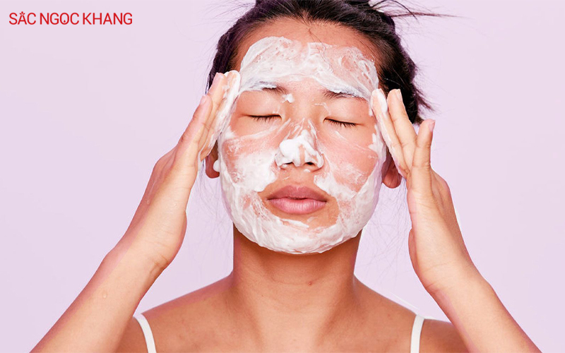 Sử dụng sản phẩm rửa mặt không phù hợp làm khô da