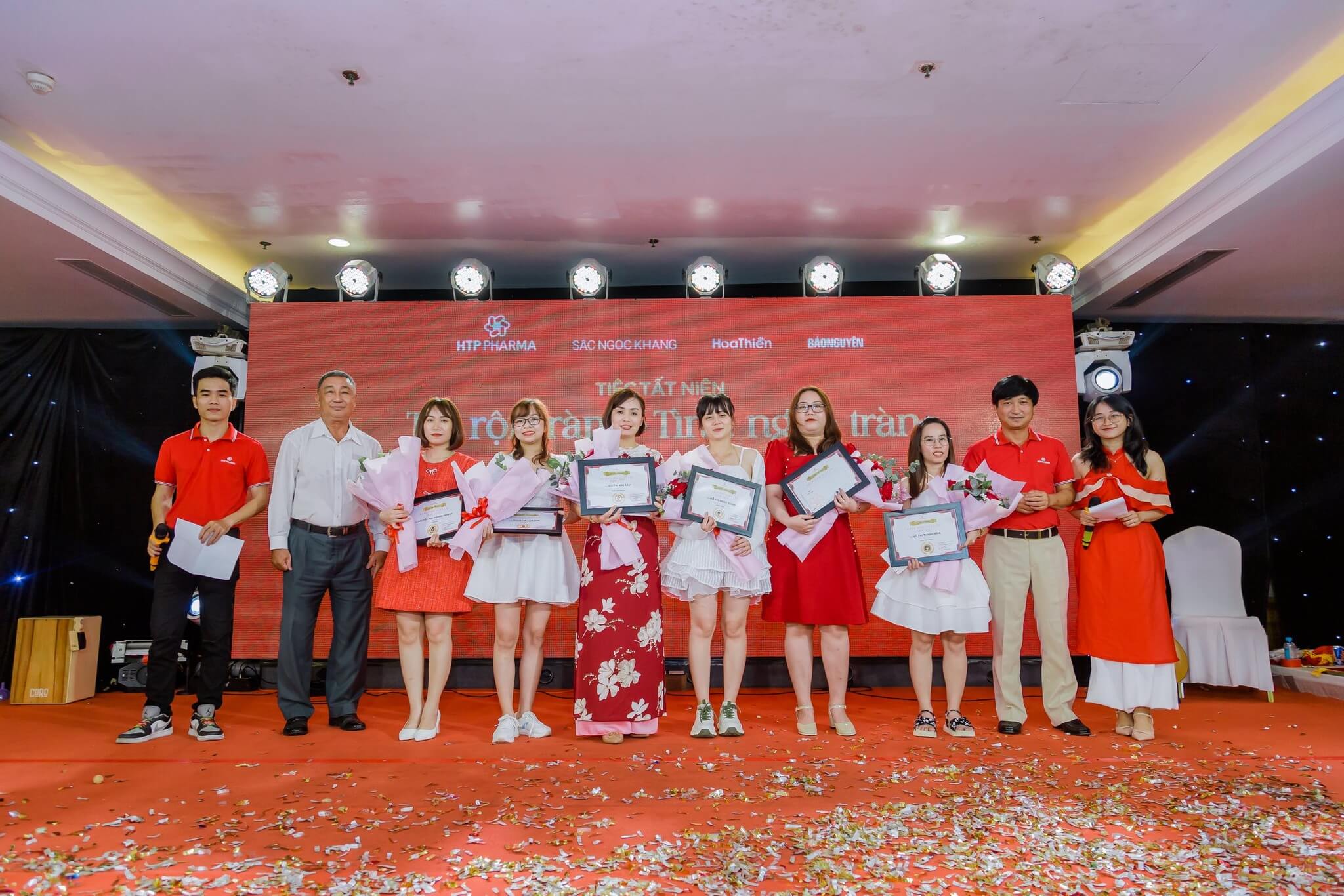 6 cá nhân có thành tích xuất sắc nhất cũng đã được vinh danh, khen thưởng tại buổi Tiệc Tất Niên