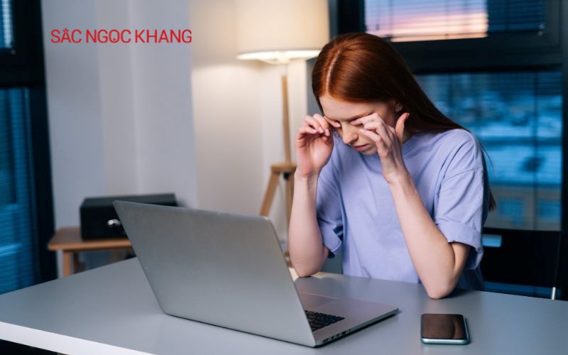Nguồn sáng thiết bị điện tử và đèn huỳnh quang chứa ánh sáng xanh nhân tạo