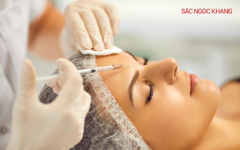 Tiêm trực tiếp collagen vào da hoặc mô dưới da bằng kim chuyên dụng