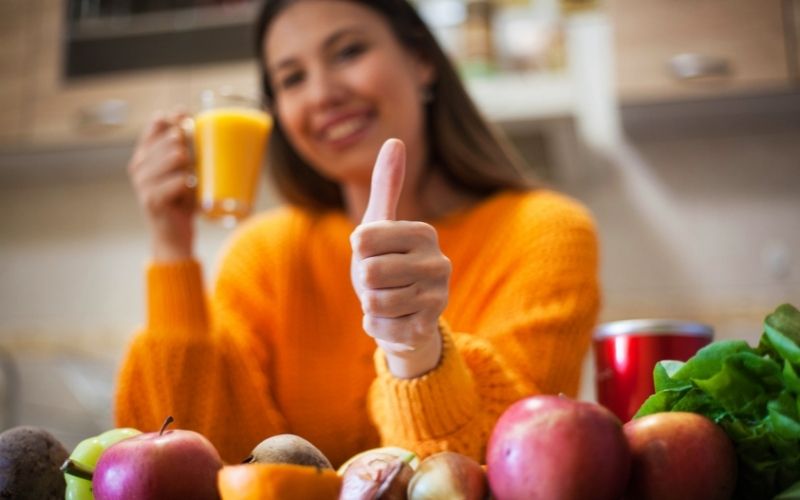 Thay đổi chế độ ăn uống giúp giảm mùi hôi huyết trắng