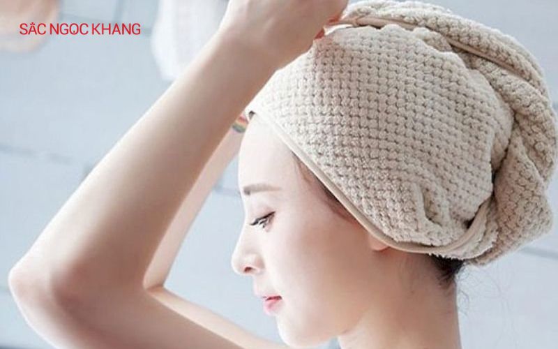 Dùng mũ trùm tóc lại trong khoảng 15 - 20 phút để dưỡng chất thấm sâu vào tóc