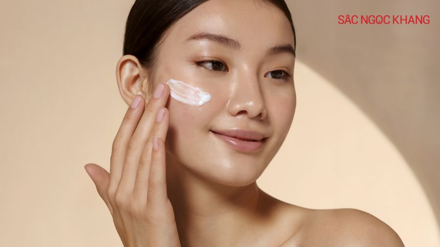 Sử dụng kem dưỡng ẩm Ceramide