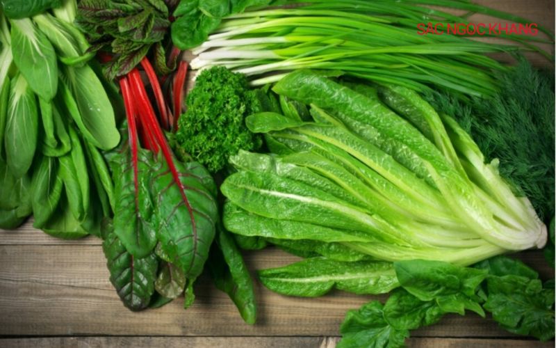 Rau lá xanh chứa nhiều vitamin C đóng vai trò quan trọng trong việc sản xuất Collagen
