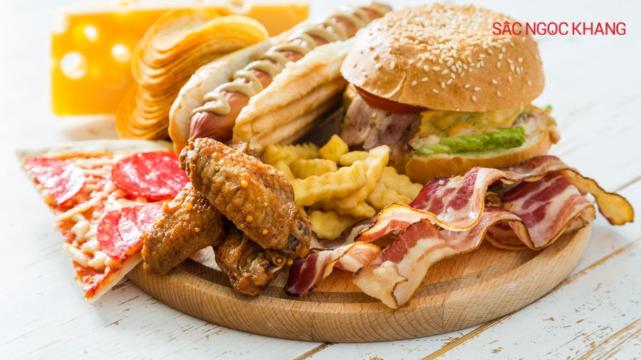 Chế độ ăn uống và sinh hoạt không lành mạnh có thể tác động tiêu cực đến làn da
