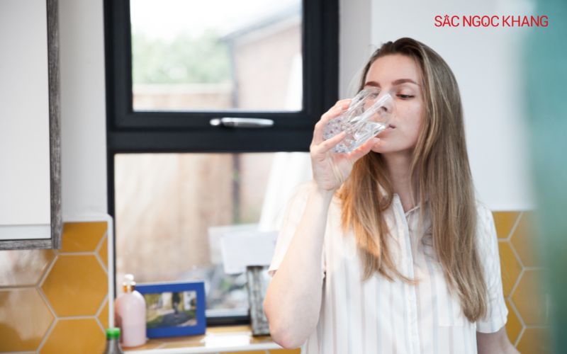 Cần uống đủ nước hàng ngày