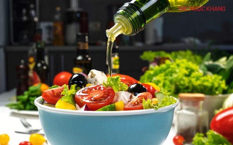 Dùng dầu đậu nành để trộn salad