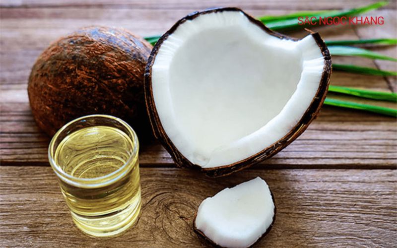 Dầu dừa chứa nhiều dưỡng chất giúp nuôi dưỡng mi và lông mày