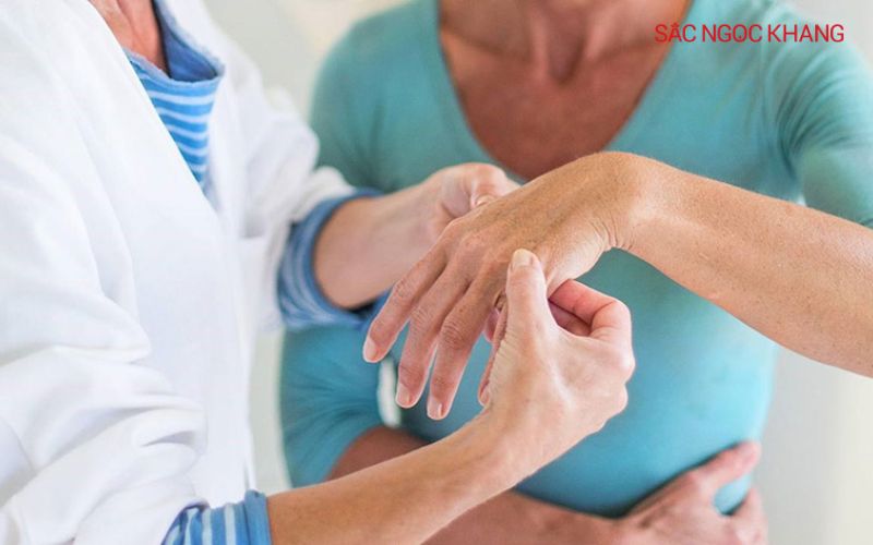 Viêm khớp dạng thấp gây nên tình trạng nóng rát, sưng đau ở ngón tay