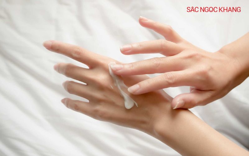 Sử dụng kem dưỡng ẩm để cải thiện tình trạng nóng rát