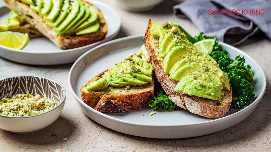 Trong trái bơ chứa nhiều axit béo không bão hòa, có cung cấp chất xơ và các loại vitamin