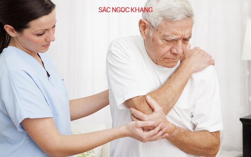 Bệnh viêm khớp thường gặp hơn ở người lớn tuổi