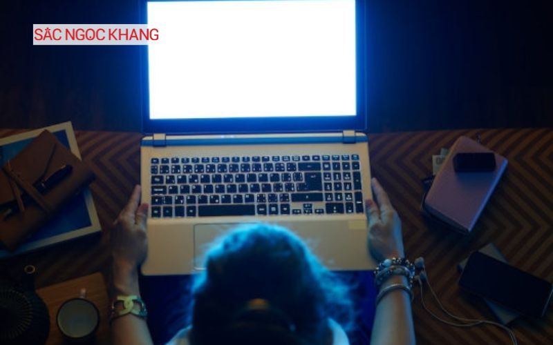 Ánh sáng xanh phát ra từ các thiết bị điện tử