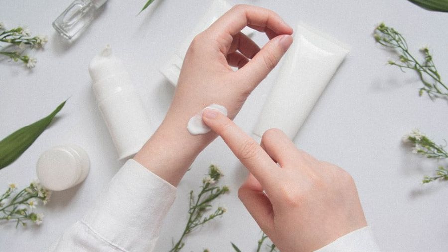 Hãy thoa một lượng nhỏ sản phẩm chứa kẽm oxit lên một vùng da nhỏ và theo dõi phản ứng