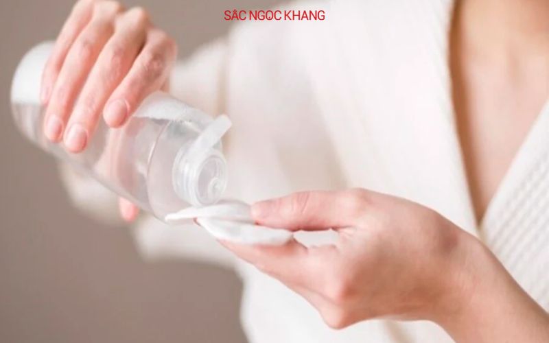 Nước tẩy trang giúp loại bỏ lớp trang điểm, bụi bẩn, bã nhờn trên da