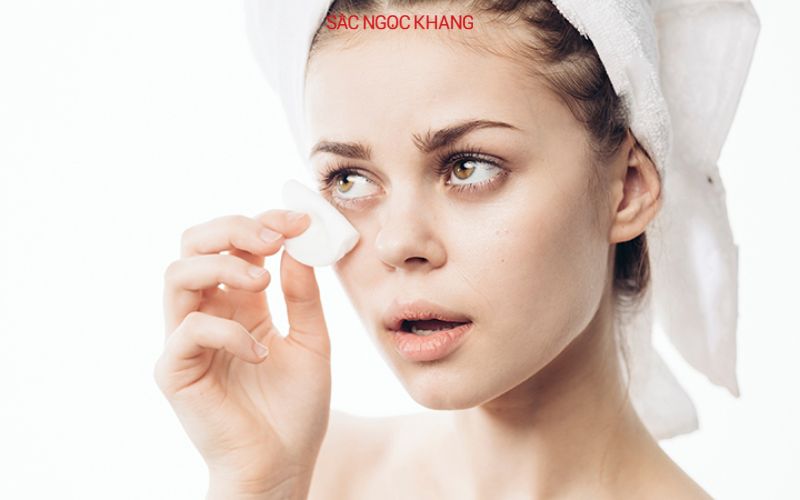Nước tẩy trang giúp bảo vệ vùng da mắt và thị lực