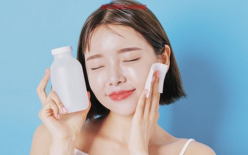 Tẩy trang dạng dầu hoặc dạng nước là lựa chọn phù hợp cho da dầu