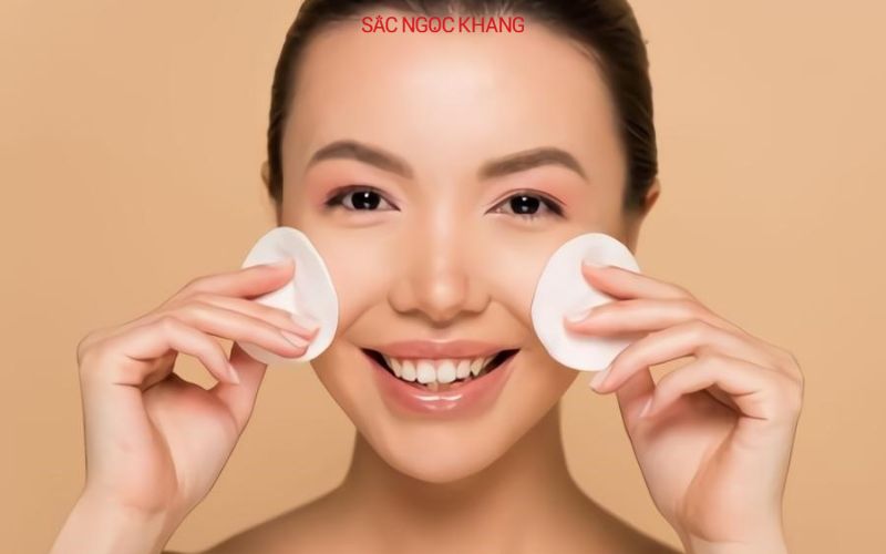 Tẩy trang đơn giản với 3 bước