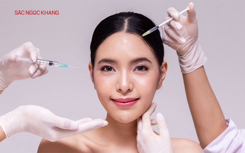 Tiêm botox được nhiều người áp dụng để xóa nhăn ấn đường