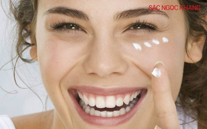 Kem dưỡng mắt chứa Retinol, Peptide hoặc Axit Hyaluronic