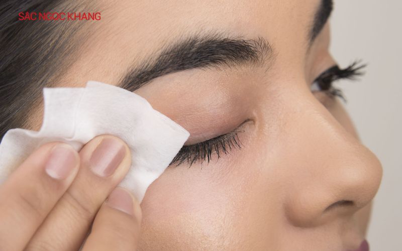 Không loại bỏ trang điểm đúng cách có thể tổn thương vùng mắt