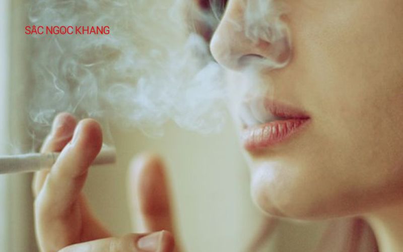 Thói quen hút thuốc là thủ phạm chính gây ra các rãnh nhăn dọc trên môi