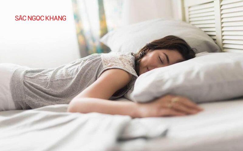 Ngủ úp mặt có thể gây ra các rãnh nhăn và nếp nhăn
