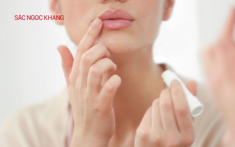Thoa son dưỡng môi giúp giảm nếp nhăn