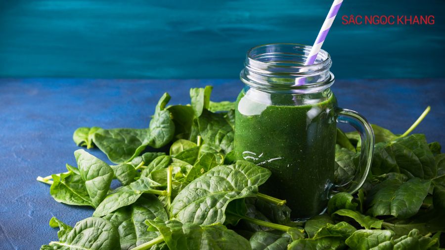 Nước ép rau bina là một nguồn vitamin và khoáng chất phong phú giúp kích thích sản xuất collagen