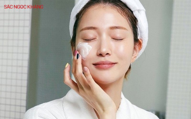 Làn da khô đòi hỏi một lượng ẩm nhiều hơn gấp đôi so với da bình thường