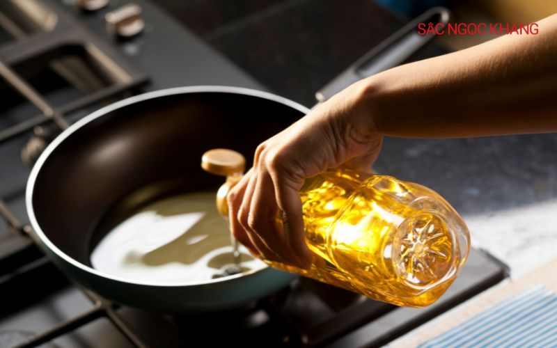 Cho nhiều dầu ăn vào món rau xào có thể gây tăng hàm lượng calo đáng kể