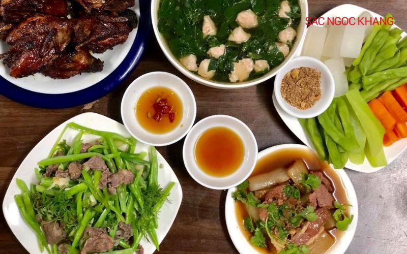 Ăn rau xào kết hợp với các món ăn khác