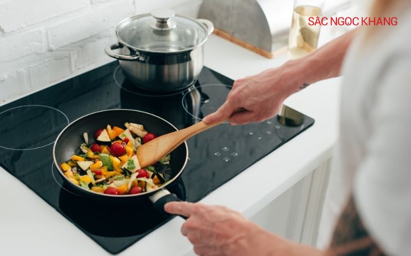 Nên sử dụng nồi chống dính để xào rau