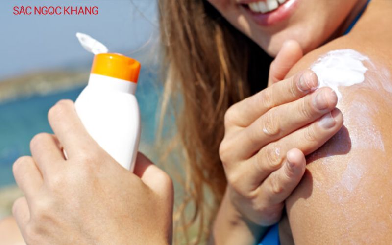 Nên thoa kem chống nắng trước khi ra ngoài ít nhất 20 phút