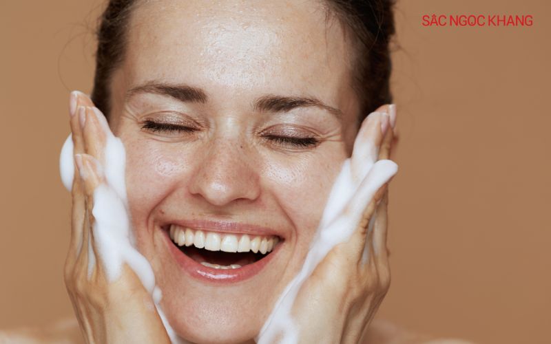 Sử dụng sữa rửa mặt dạng kem hoặc sữa