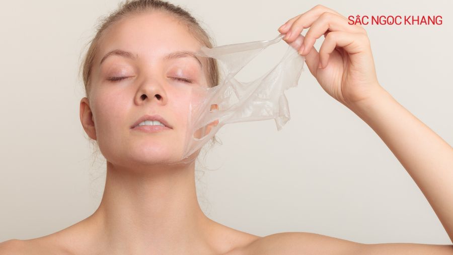 Quá trình tái tạo chủ yếu xảy ra ở lớp biểu bì (epidermis), lớp ngoài cùng của da