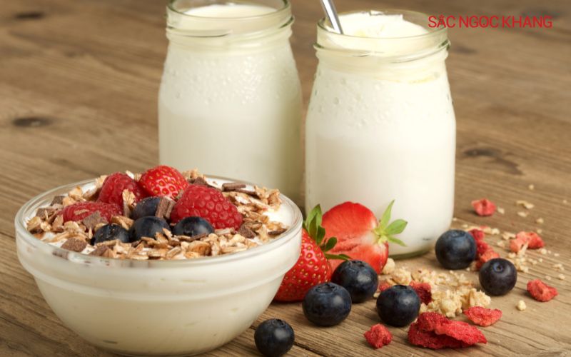 Một số loại sữa chua có thể được bổ sung thêm trái cây, granola