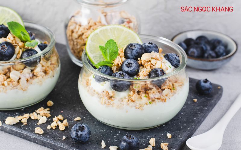 Kết hợp sữa chua với các loại trái cây và hạt để tăng dinh dưỡng