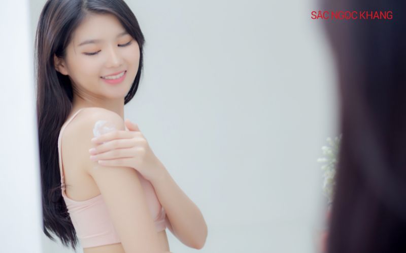 Sử dụng kem dưỡng ẩm ngay sau khi tắm, khi da còn ẩm.