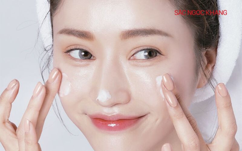Kem dưỡng da ban ngày thường có kết cấu mỏng nhẹ, dễ thấm