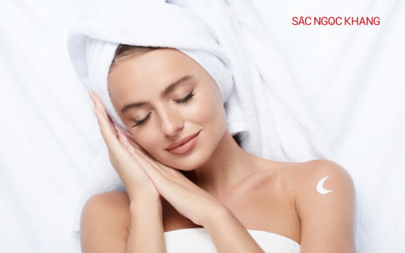 Kem dưỡng da ban đêm thường có kết cấu dày đặc, giàu dưỡng chất