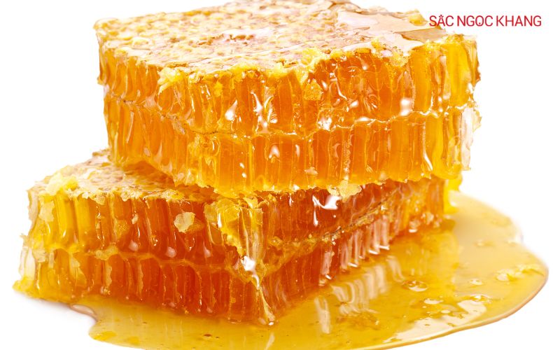 Sáp ong: Một chất sáp tự nhiên có nguồn gốc từ ong.