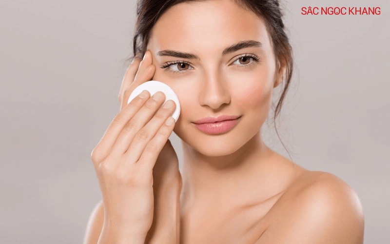 Tẩy trang không kỹ có thể gây bít tắc lỗ chân lông và gây mụn