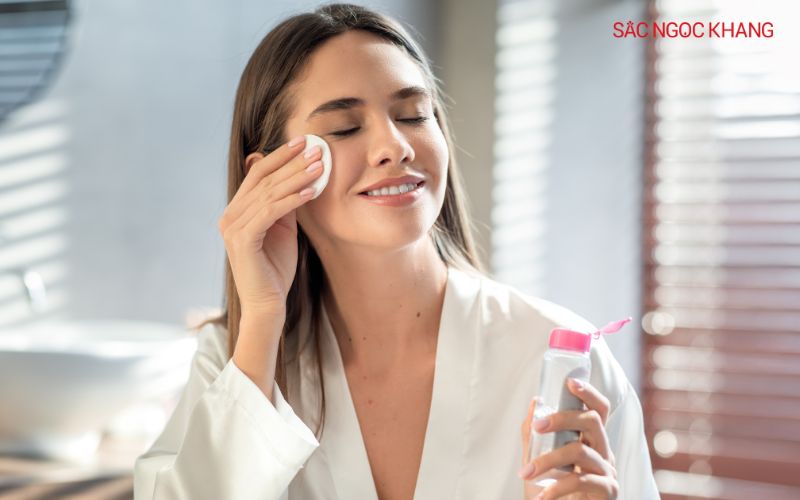Toner và xịt khoáng chứa Niacinamide giúp cân bằng độ pH, làm sạch nhẹ nhàng
