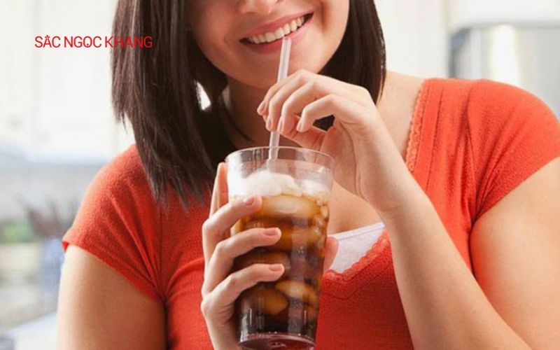 Uống nước bằng ống hút sẽ khiến cơ miệng phải chịu tác động liên tục